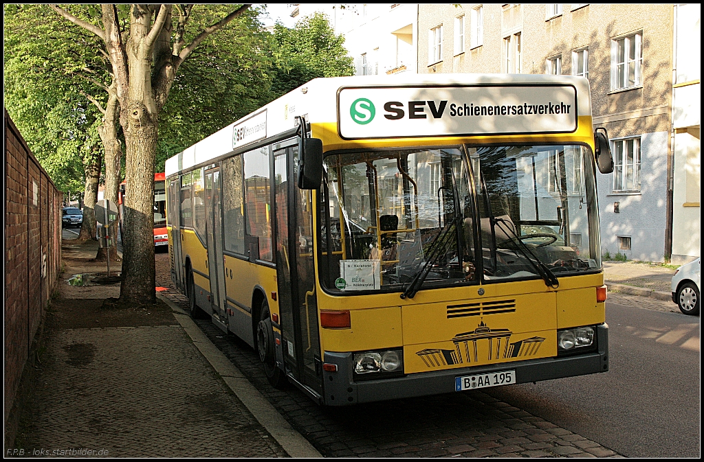 Im Schienenersatzverkehr zwischen Nldnerplatz und Karlshorst ist dieser Bus der Fa. Behinderten- und Schlertransporte Else Mack OHG Berlin im Einsatz (B AA 195, gesehen Berlin Nldnerplatz 21.05.2010)