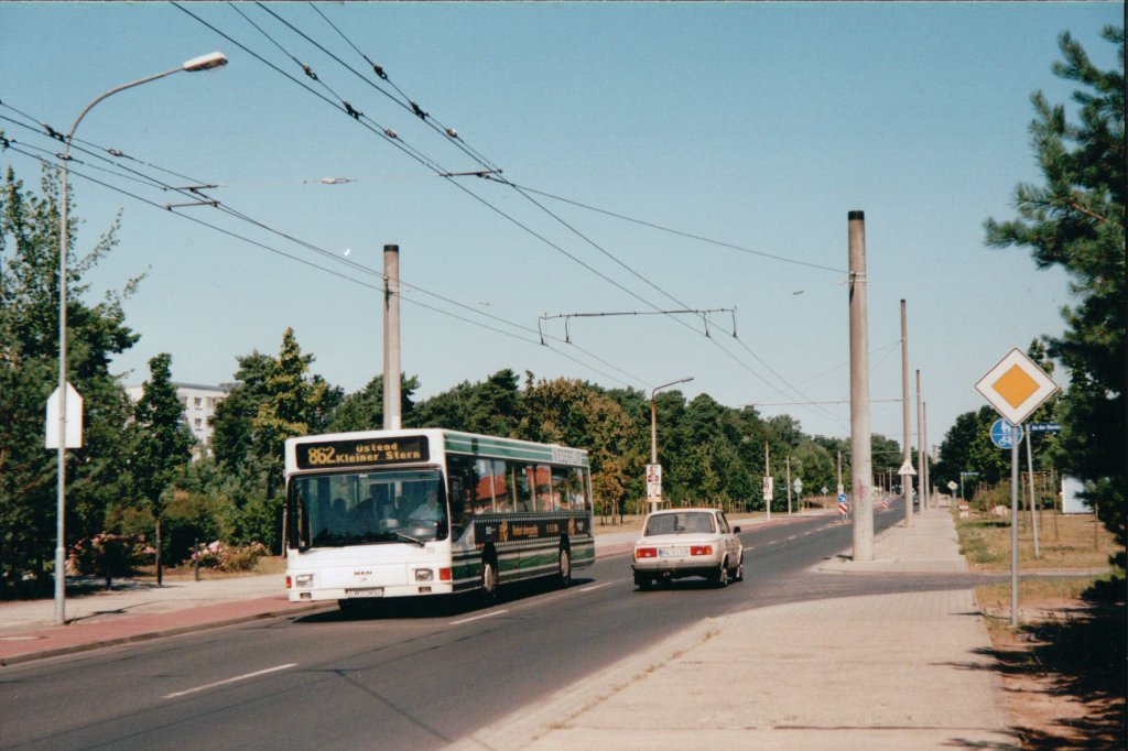 Im Sommer 2004 war auf der Obus Linie 862 in Eberswalde Obus-Ersatzverkehr. Dazu kamen sowohl BBG eigene MAN SL und NL zum Einsatz, sowie Mercedes Gelenkwagen der BVG. Hier ist Wagen 113 der BBG-Eberswalde im Brandenburgischen Viertel.