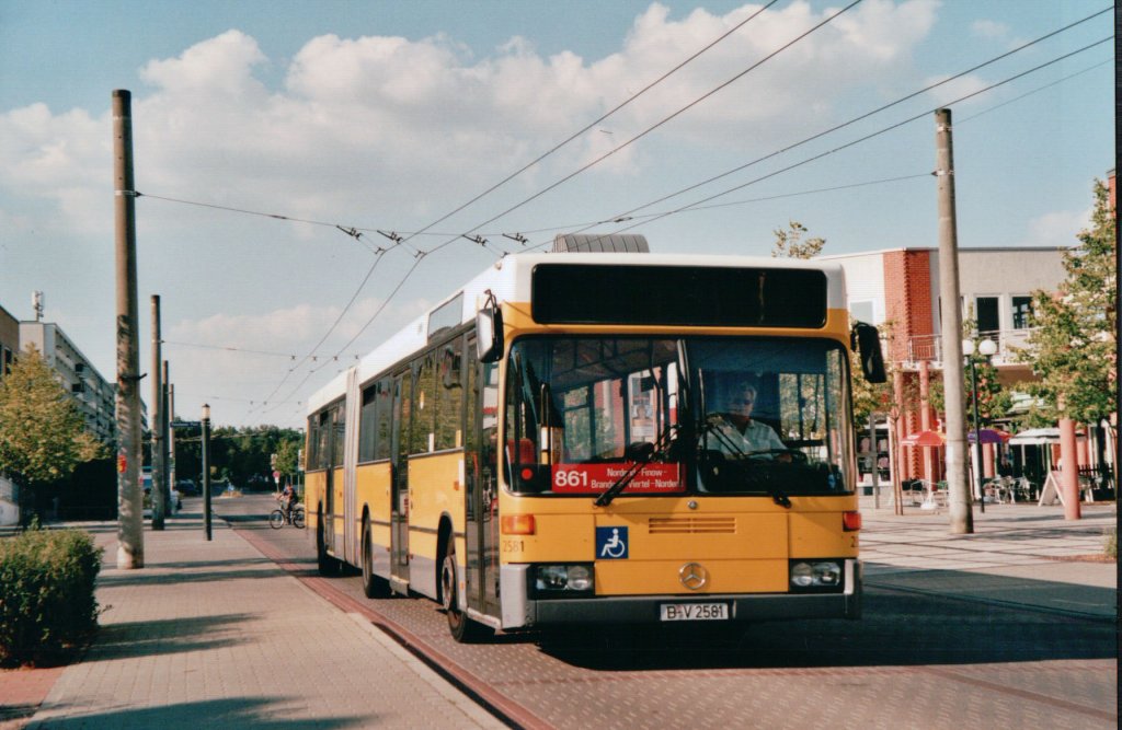 Im Sommer 2004 war auf der Obus Linie 861 in Eberswalde Obus-Ersatzverkehr. Dazu kamen sowohl BBG eigene MAN SL und NL zum Einsatz, sowie Mercedes Gelenkwagen der BVG. Hier ist Wagen 2581 der BVG im Brandenburgischen Viertel.