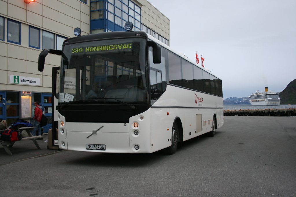 Im Sommer fhrt drei mal tglich ein Bus von Honningsvg auf das Nordkapp; Verantwortlich dafr ist die FFR, die heute der Veolia gehrt. Die Neubemalung der Busse ins Veolia-Design zieht sich allerdings schon seit mehr als einem Jahr hin, und der Volvo/Vest B12M, der am 21./22.6.2010 den Nachtkurs gefahren hat, ist gerade in Weiss unterwegs. Aufnahme am 22.6.2010 um 01:30 in Honningsvg. 