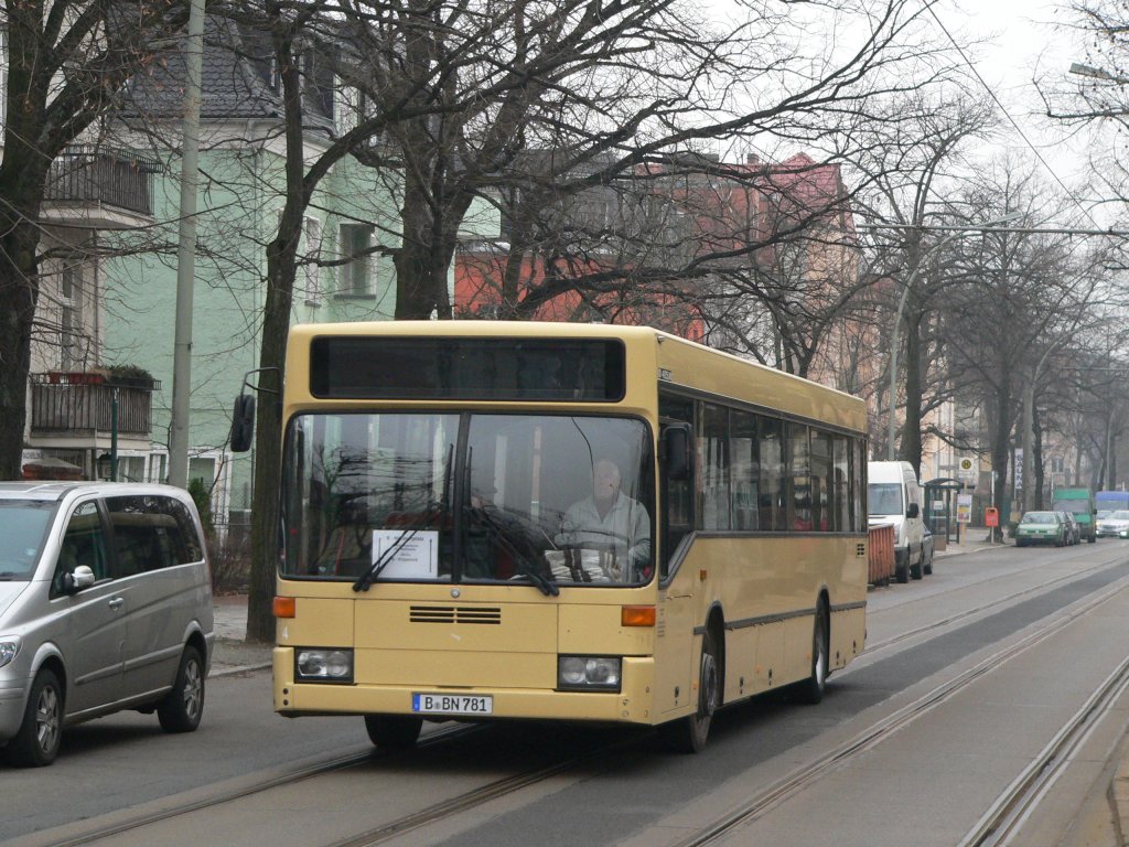 In alten BVG-Farben prsentiert sich B-BN 781 vom Bus-Betrieb Nieder am 28.1.2012 auf seiner Ersatzverkehr-Leistung zwischen Nldnerplatz und Kpenick. Ehrlistrae, Berlin
