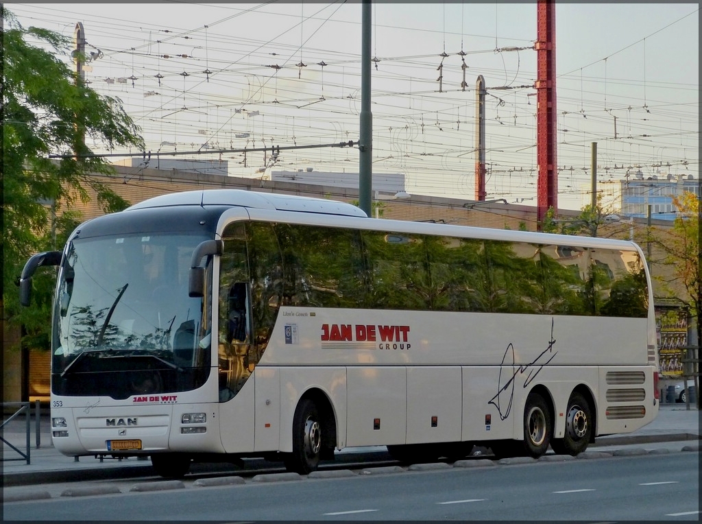 In der Nhe des Bahnhofs Brssel Midi war am 22.06.2012 dieser MAN Lion's Coach abgestellt. 