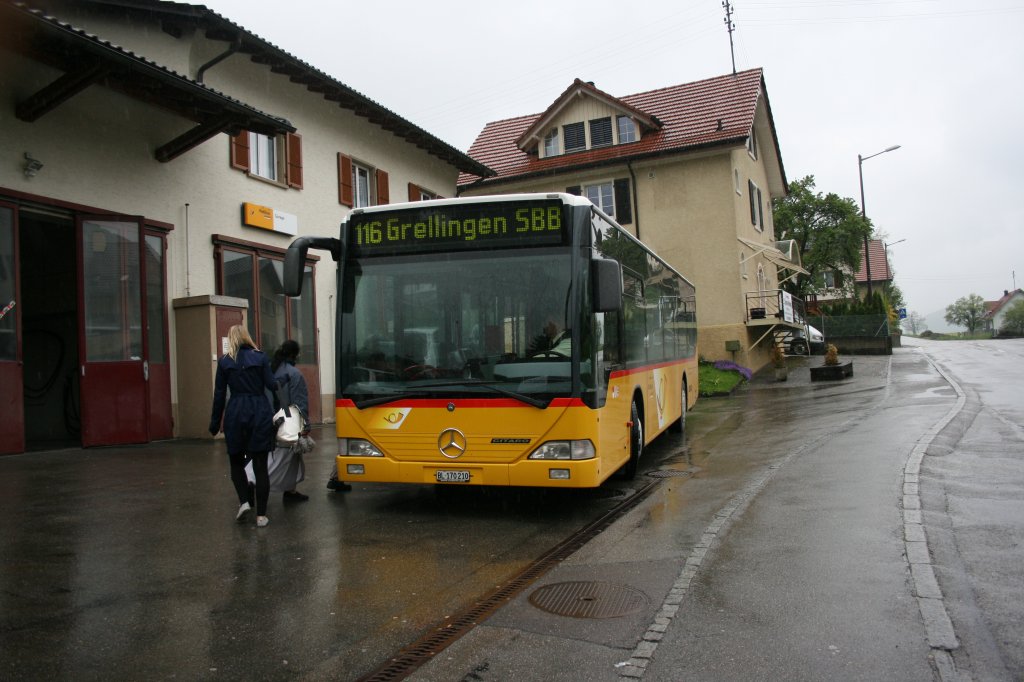 In Nunningen befindet sich eine kleine Regiegarage; In dieser hat Citaro BL 170'210 (2001, ex P 25'242) seine Nachmittagspause verbracht, nun beginnt der abendliche Spitzenzeit-Einsatz auf der Linie nach Bretzwil-Seewen-Grellingen. 