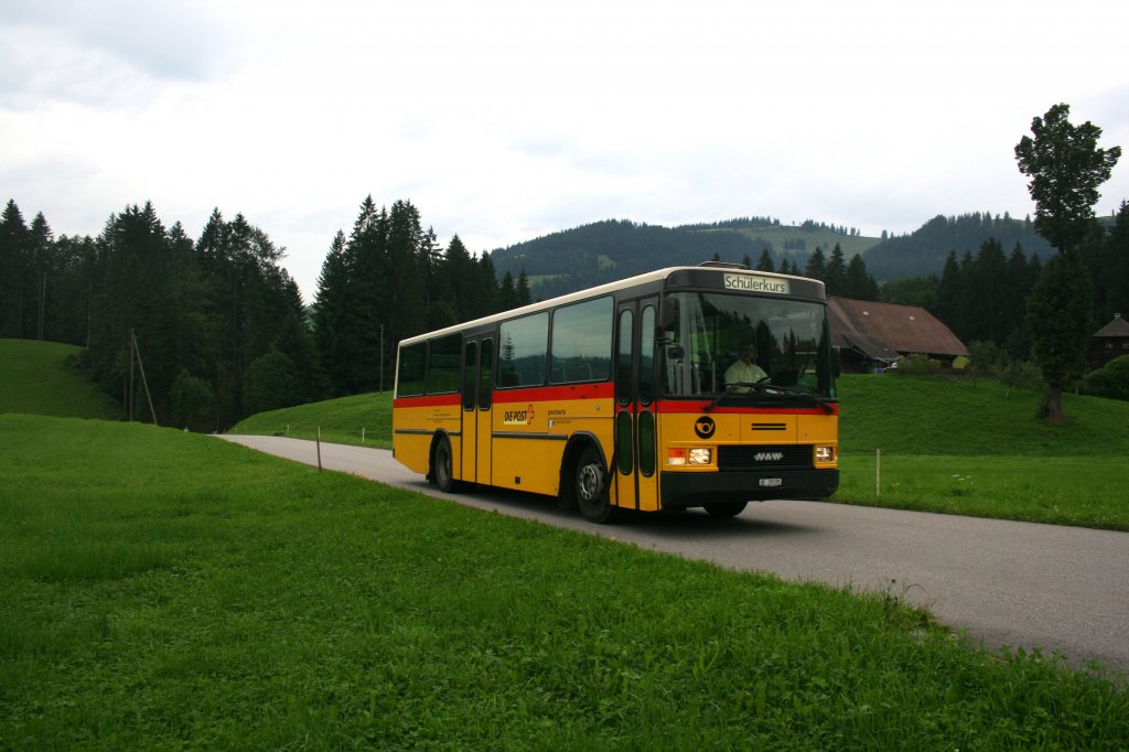 In Schangnau ist noch immer ein NAW/Hess BH4-23 stationiert. Mangels Kasse kommt der Wagen im Normalfall nur noch im Schlerverkehr zum Einsatz. Aufnahme am 23.8.2010 auf dem mittglichen Schlerkurs Schangnau - Bumbach - Schangnau. 