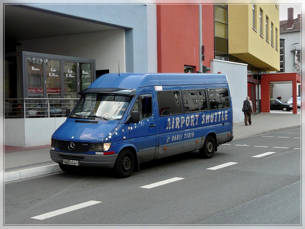 In den Strassen von Saarbrcken wartet dieser M-B 312D Kleinbus auf Fahrgste um diese zum Flughafen zu fahren. 28.05.2011