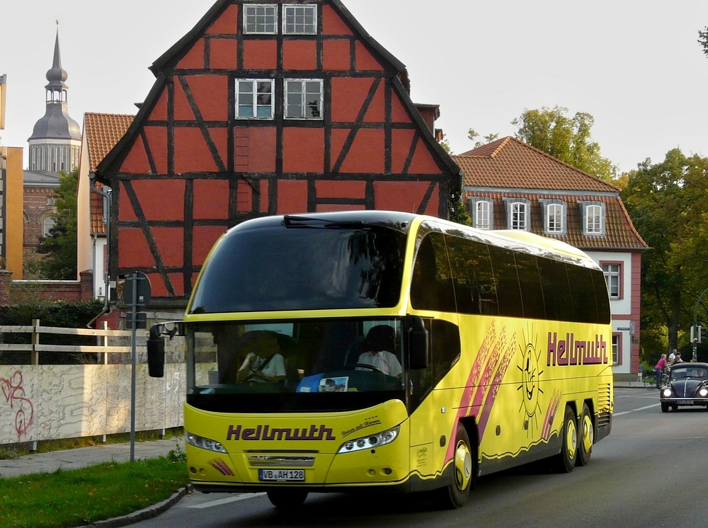 In den Strassen von Stralsund habe ich diesen Neoplan Reisebus am 26.09.2010 auf Chip festgehalten.