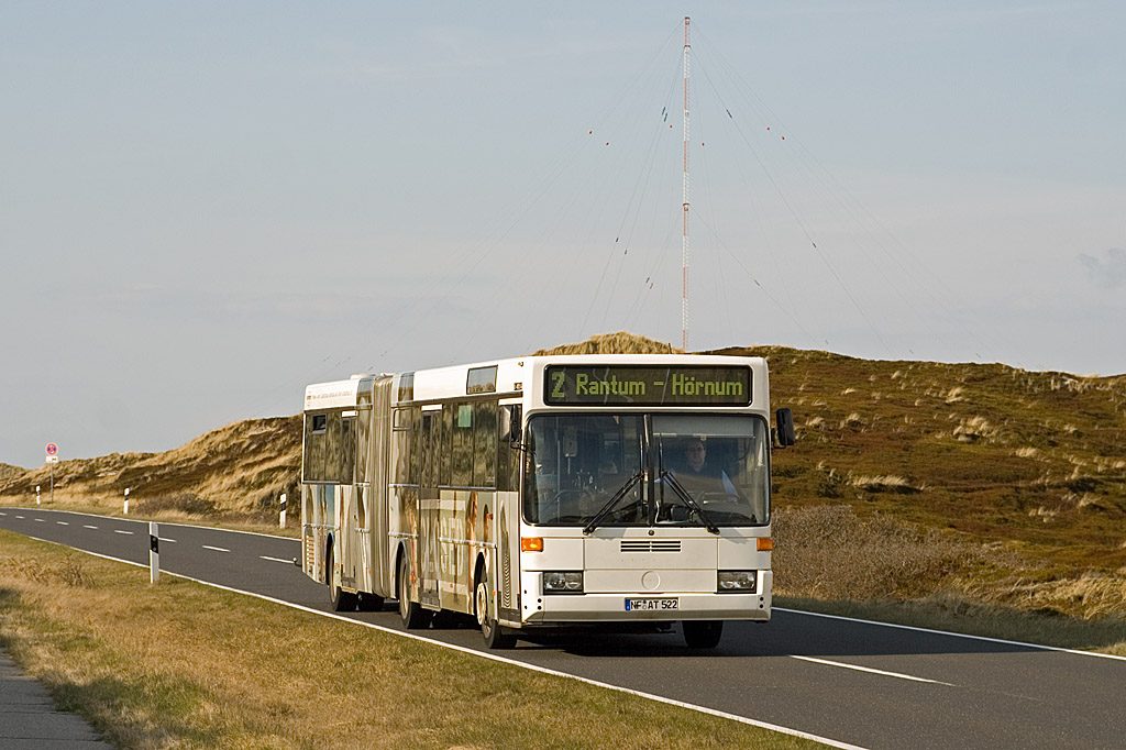 In den Sylter Dnen machte am 16. April 2008 der NF-AT 522 aus Westerland kommt auf der Linie 2 nach Hrnum auf.