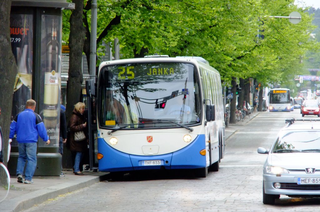 In Tampere prgen die diversen Scania-LE-Busse mit diversen Karosserien das Bild des Stadtverkehrs. Aufnahme am 18.6.2010 am Bahnhof, der Wagen trgt vermutlich eine Carrus-Karosserie. 
