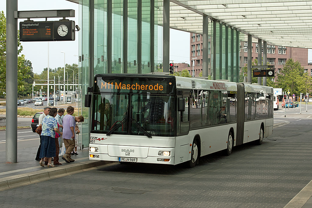 In der berdachten Haltestelle am Braunschweiger Hauptbahnhof stand am 8. August 2010 der PE-N 969 vom Kraftverkehr Mundstock zur Abfahrt auf der Linie M11 nach Mascherode bereit. Das Busunternehmen Kraftverkehr Mundstock ist eine 100% Tochter der Braunschweiger Verkehrs AG und ist im Auftrag der Mutter im Nahverkehr im und um Braunschweig unterwegs.