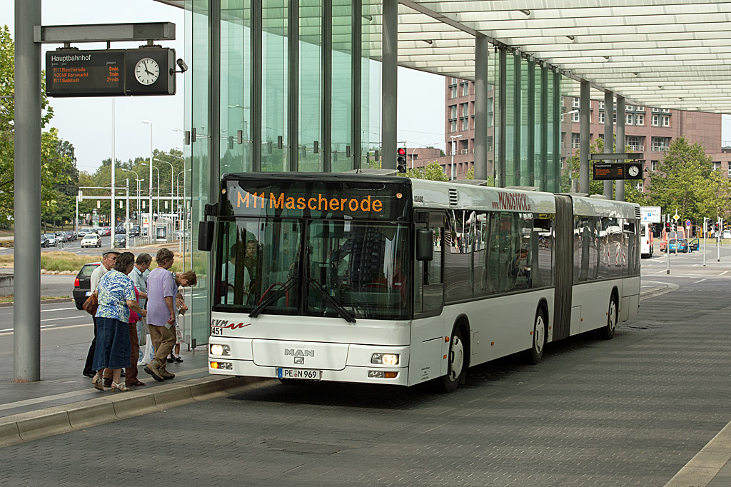 In der überdachten Haltestelle am Braunschweiger Hauptbahnhof stand am 8. August 2010 der PE-N 969 vom Kraftverkehr Mundstock zur Abfahrt auf der Linie M11 nach Mascherode bereit. Das Busunternehmen Kraftverkehr Mundstock ist eine 100% Tochter der Braunschweiger Verkehrs AG und ist im Auftrag der Mutter im Nahverkehr im und um Braunschweig unterwegs.