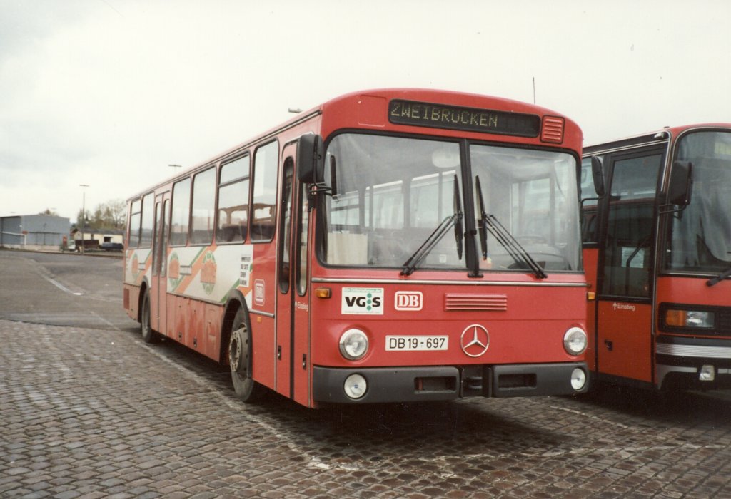 In einer Zeit als es auch schon mal Bahnbusse gab, hatte ich diesen Mercedes O307 am Bahnhof in Zweibrcken fotografiert. (Scan vom Foto)