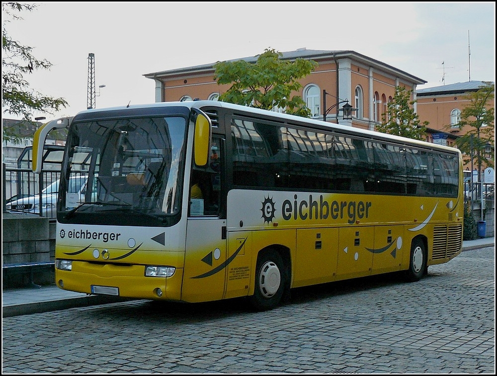 Irisbus Ares der Firma Eichberger machte am 10.09.2010 in Passau am Bahnhof einen kurzen Halt bevor er seine Fahrt fortsetzte.