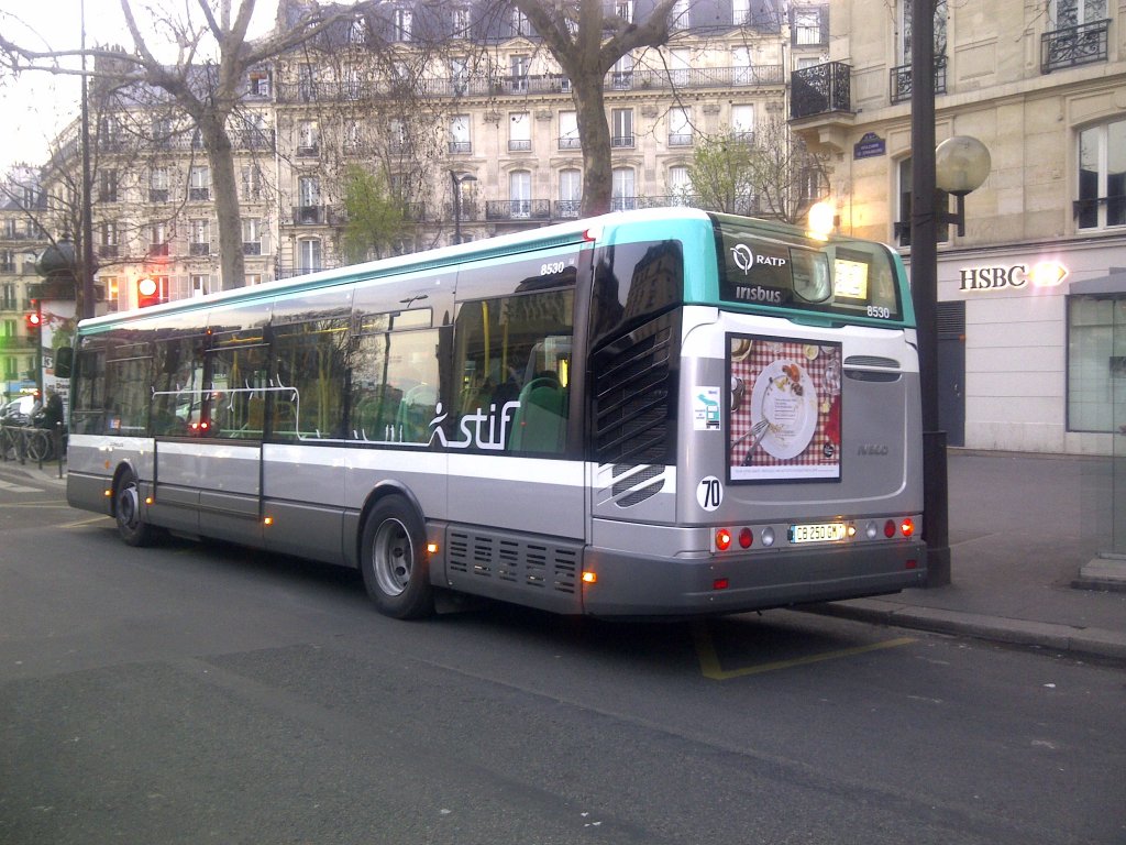 Irisbus Citlis 12 mit der neuen Lackierung in Paris am 20.03.2012.
Es handelt sich um den Wagen 8530 im Einsatz auf der Linie 32.