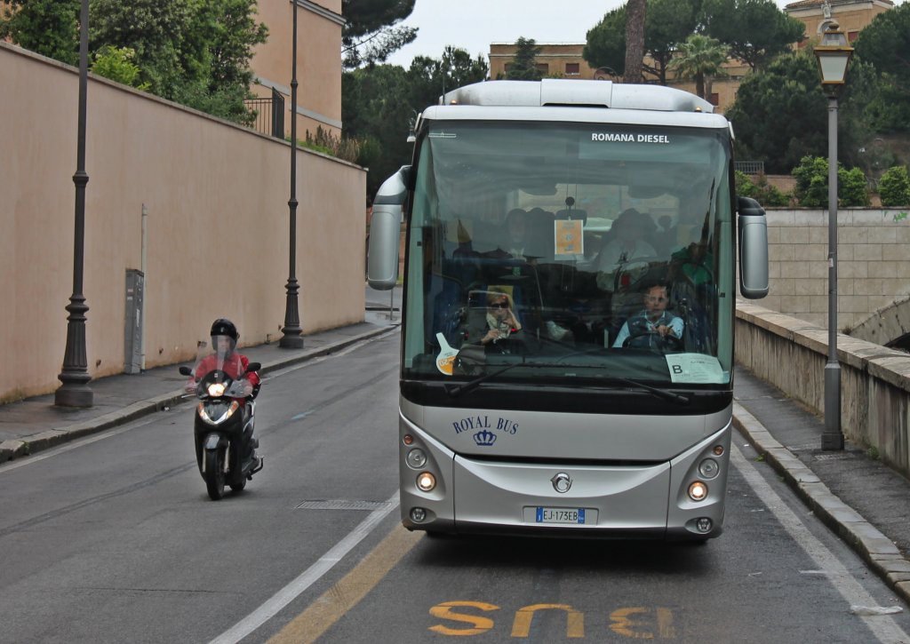 Irisbus Evadys vom Busunternehmen Royal Bus am 16.05.2013 in der Nhe vom Vatikan unterwegs.