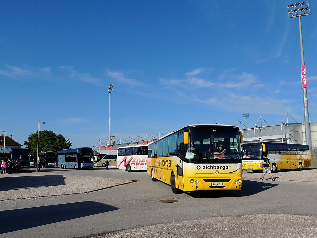 Irisbus, Iliade von Eichberger-Reisen startet von der Keine-Sorgen-Arena in Ried mit Fuballfan´s zum Cup-Spiel nach Wien; 120520