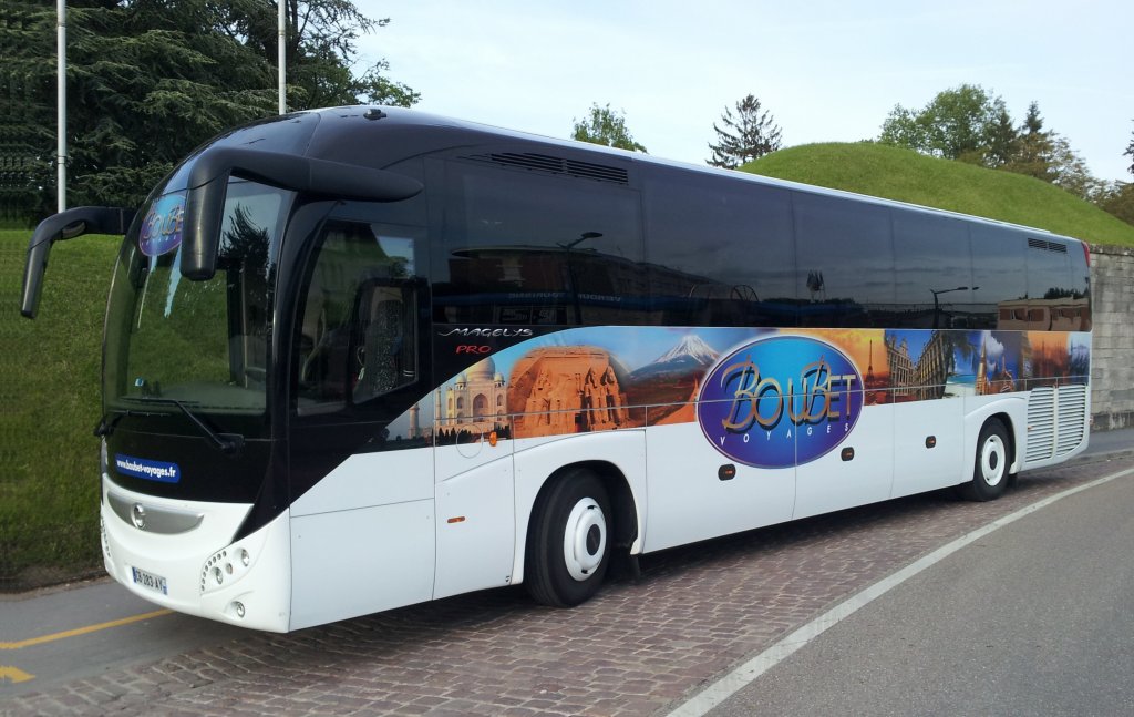 Irisbus  Magelys Pro, ein Reisebus in Verdun/Frankreich gesehen am 03.06.2013.