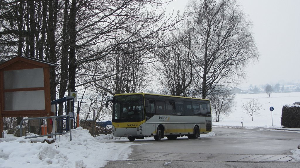 Irisbus Renault Ares erreicht am 12.2.2013 als Linie 4111 von Schwaz nach Brixlegg die Haltestelle Mnster Grnsbach.