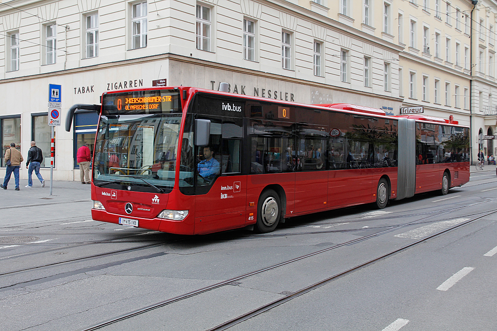 IVB Innsbruck Mercedes Citaro-Gelenkbus der Linie 0 unterwegs in Richtung Olympisches Dorf an der Ecke Marktgraben/Maria Theresien-Strasse. Aufnahme vom 13. April 2012, 10:41