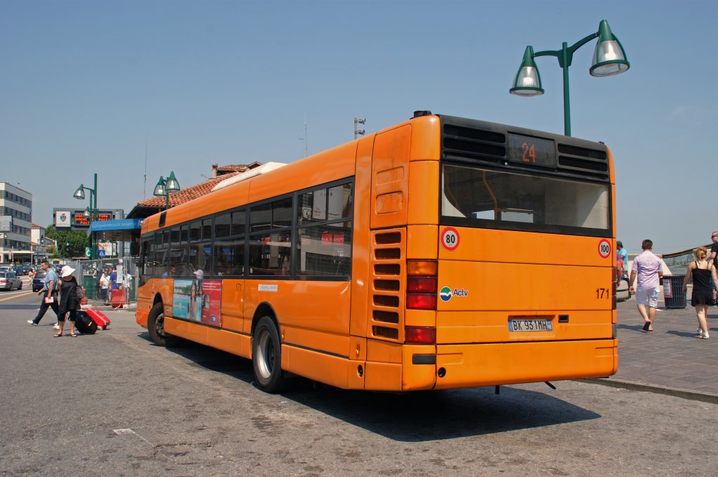 IVECO Autobus mit der Betriebsnummer 171 am Busbahnhof in Venedig. Die Aufnahme stammt vom 10.07.2011.