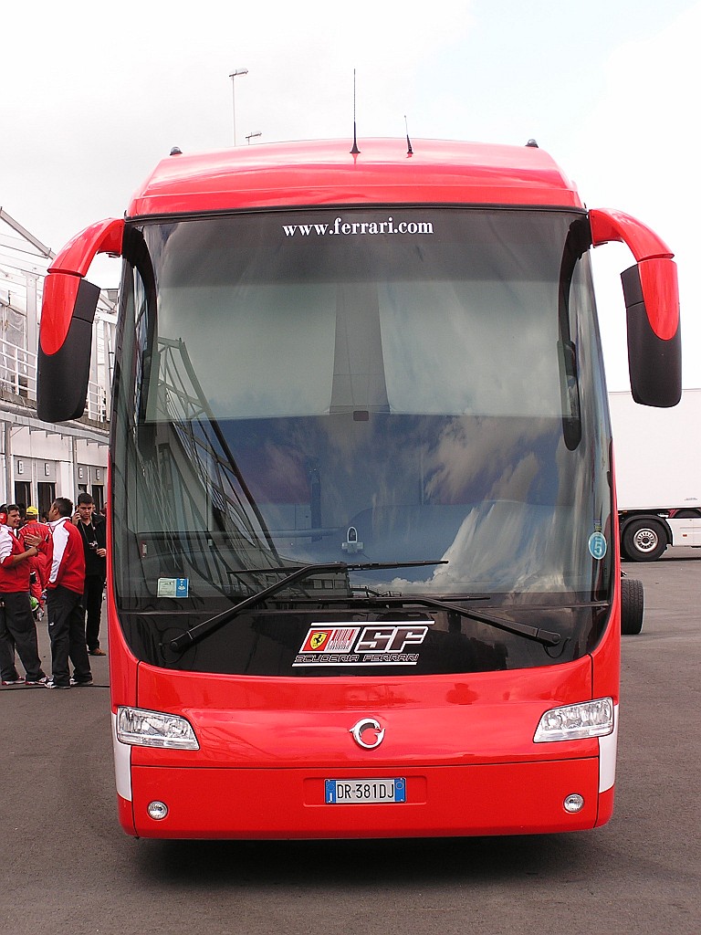 Iveco Domino (Danke für die HIlfe!) in Ferrari-Farben. Gesehen am dritten September 2010, Hungaroring Paddock