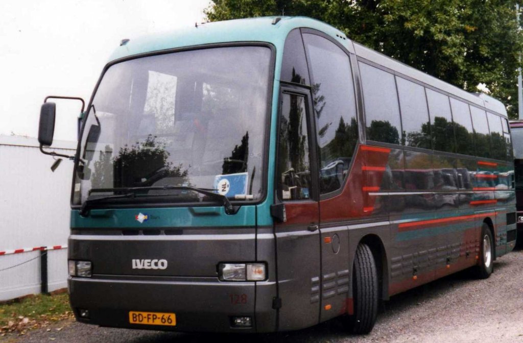 Iveco Euroclass HD-380.12.38, aufgenommen im September 1996 auf dem Parkplatz der Messe Hannover.