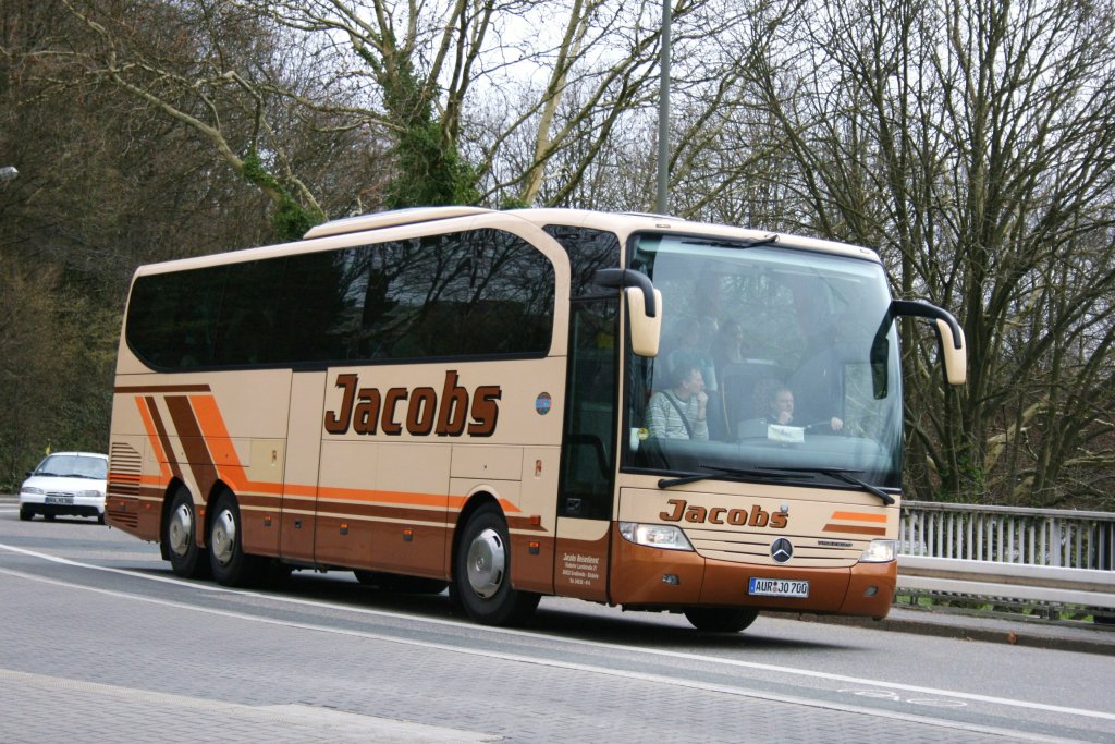 Jacobs Reisedienst (AUR JO 700) bringt Fussballfans von Werder Bremen nach Dortmund.
Aufgenommen an der Westfallenhalle am 3.4.2010.