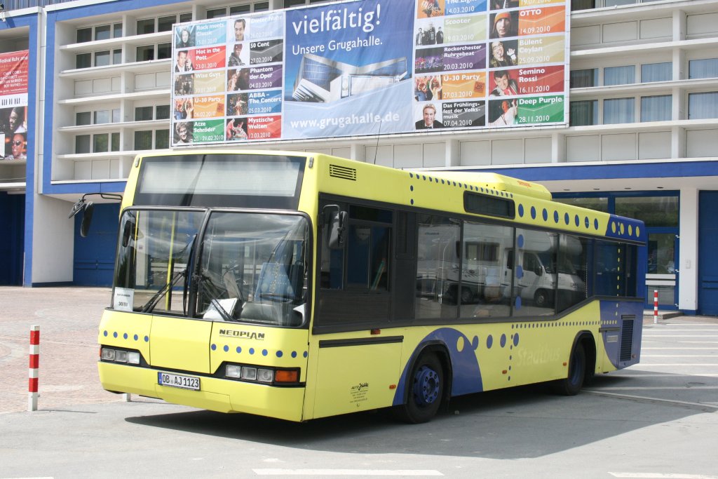 Jtte Reisen (OB AJ 1123) (Ex RVK Kln) steht hier vor der Grugahalle in Essen.
16.5.2010