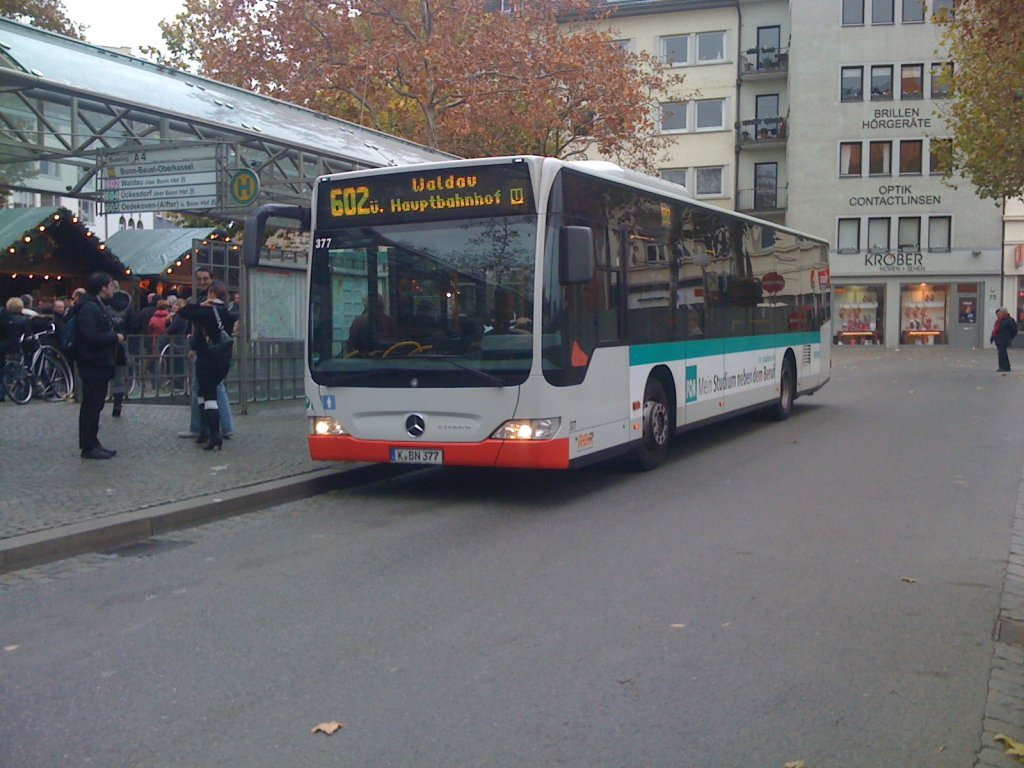 K-BN 377 ist ein Fahrzeug der RBR. Der Mercedes-Benz Citaro fhrt Werbung fr ein Studium neben dem Beruf (genau wie K-BN 380). Wagen Nummer 377 ist hier auf der Linie 602 nach Waldau unterwegs. (Bonn/27.November 2011)