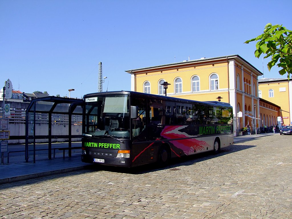 K-SETRA S315UL wartet am Bahnhofvorplatz in Passau auf Fahrgste;110716