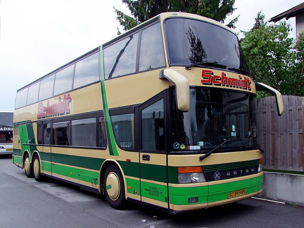 K-SETRA S328DT von Schmidts-Turisttrafik hat Dnische Fuballfans zum Europacupspiel SVR-RiedBrndby-IF nach Ried gebracht;110728