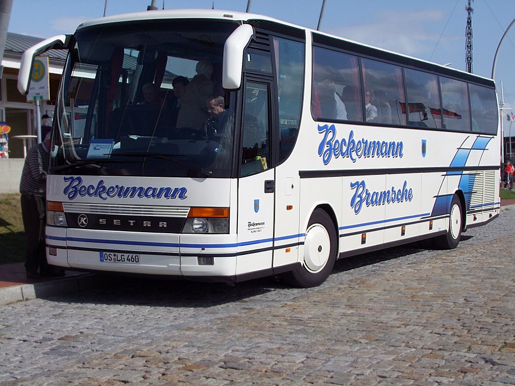 K-Setra wird mit entäuschten Fahrgästen die Haltestelle Alte-Liebe in Cuxhaven verlassen, nichts wurde es mit dem Tagesausflug mittels Halunder-Jet nach Helgoland,welcher aufgrund von Witterungsbedingungen  an diesem Tag nicht verkehrte;090830