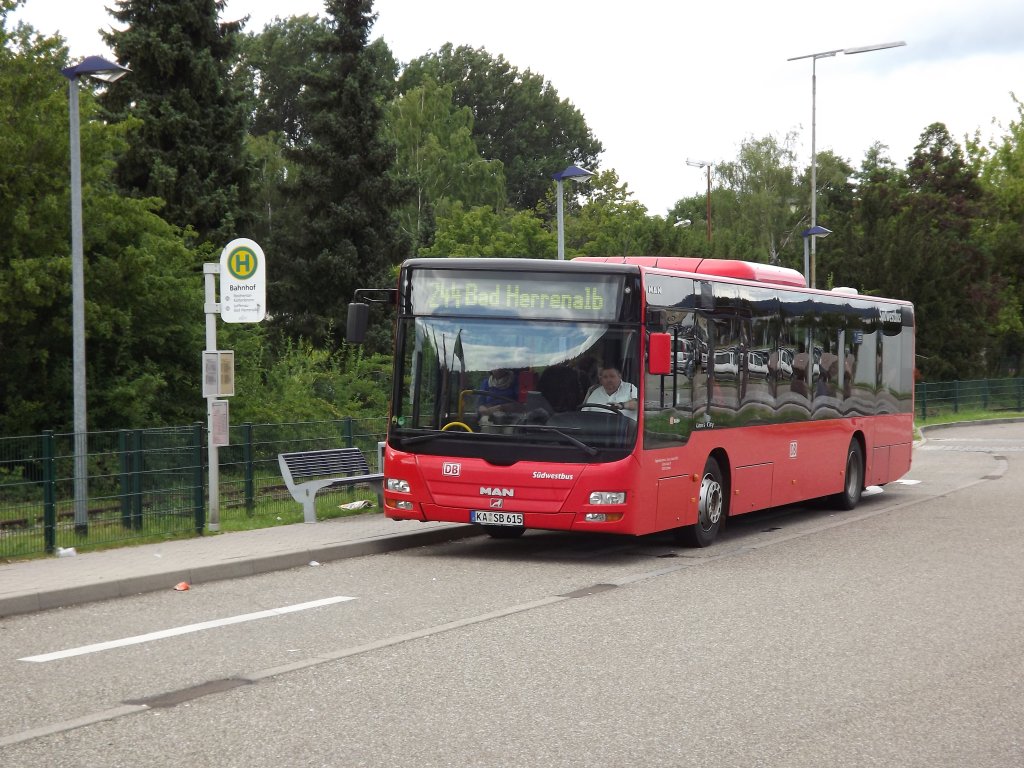 KA-SB 615 hatte am 08.07.2012 auf der Linie 244 Dienst als er gleich als Kurs 722 den Bahnhofsplatz Gernsbach in Richtung Bad Herrenalb verlsst.
