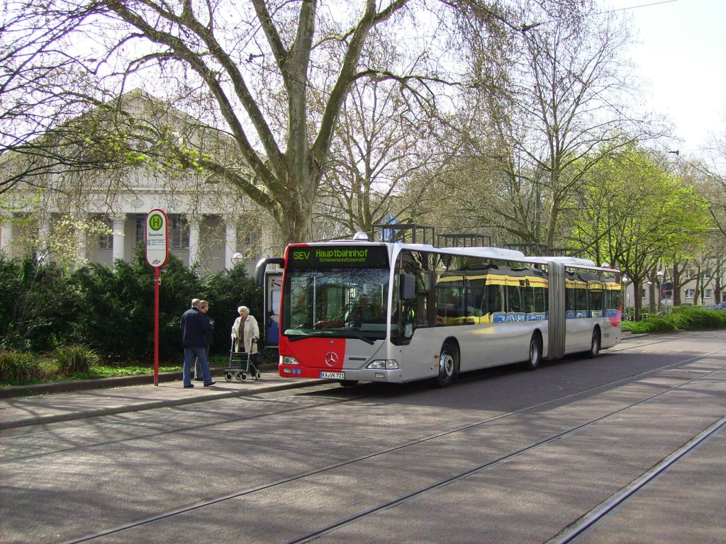 KA-VK 721 war am 02.04.2012 in Karlsruhe am Konzerthaus anzutreffen, da whrend der Osterferien die Tramlinien 2, 2E, 3, 4 und 6 eine Umleitung fahren, diente er als TEV (Tramersatzverkehr) zum Hauptbahnhof.