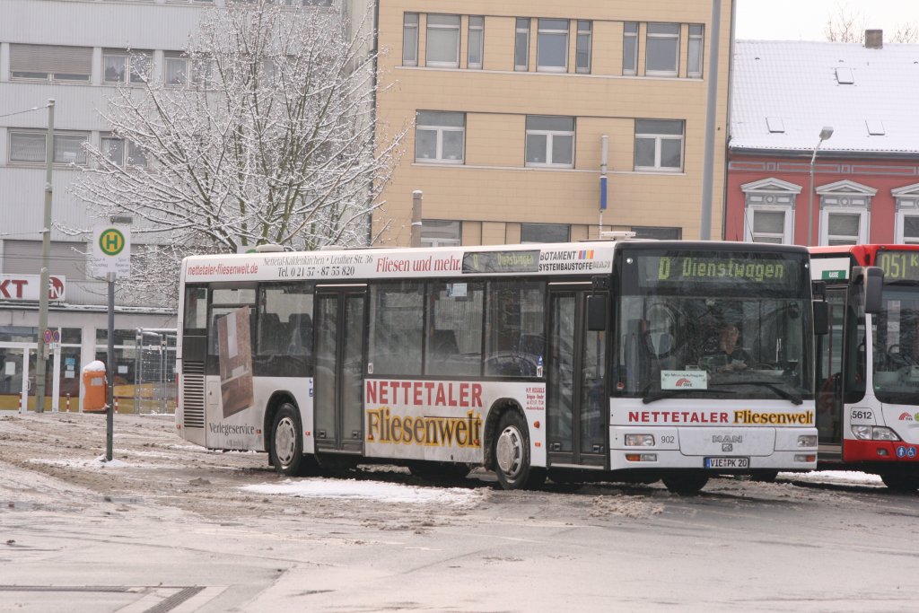 Kessels Reisen 902 (VIE PK 20) mit Werbung fr die Fliesenwelt Nettetal
Fhrt im Auftrag der SW Krefeld.
Aufgenommen am HBF Krefeld am 3.1.2010.