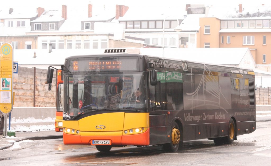 KEVAG (KO RX 175) mit Werbung frs Volkswagen Zentrum Koblenz.
Hier mit der Linie 6 am Zentralplatz,12.2.2010.