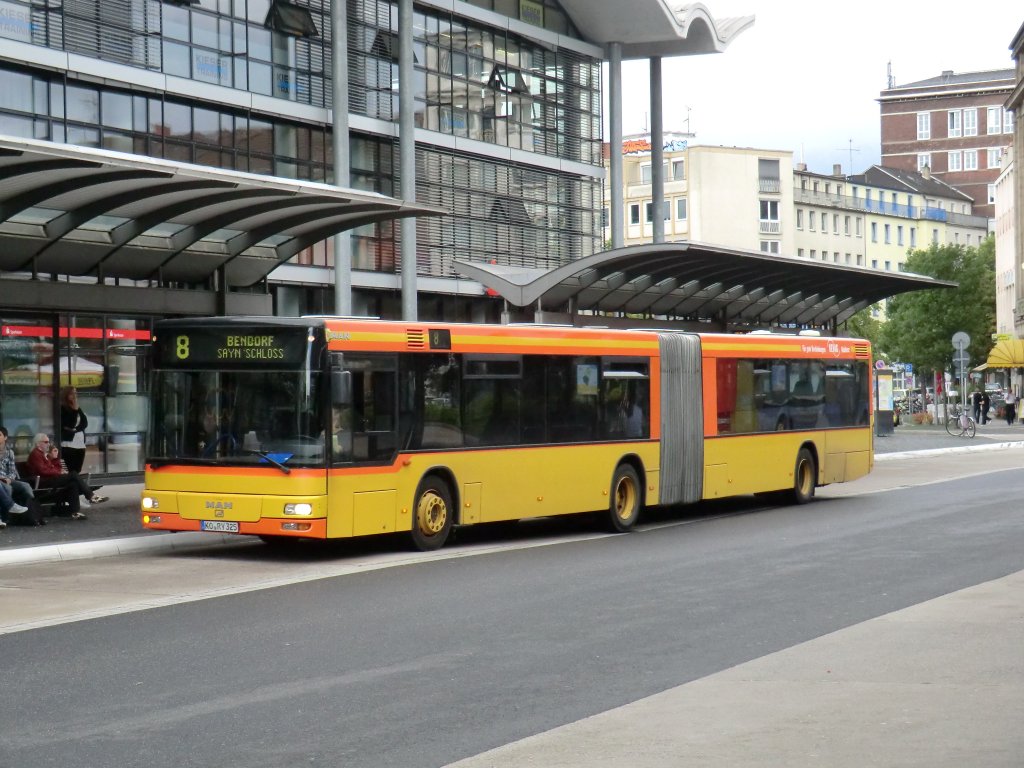 KEVAG KO-RY-325 befhrt am 11.8.10 die Linie 8. Hier am Koblenzer Hbf.