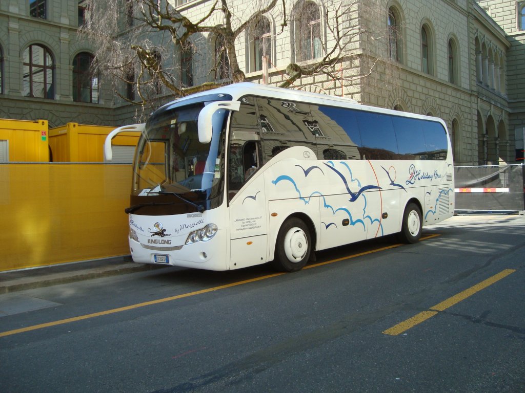 King Long de la maison Holliday Bus (Italie) photographi le 15.03.2012 devant le Palais Fdral  Berne