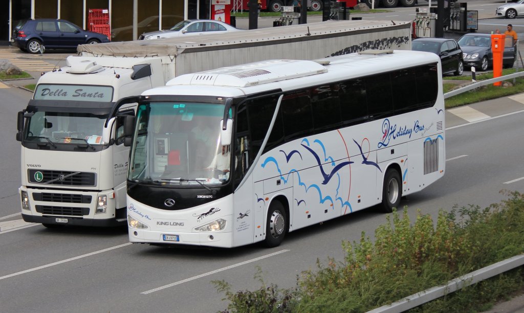 King Long de la maison italienne Holliday Bus photographi le 17.09.2012 prs de Berne