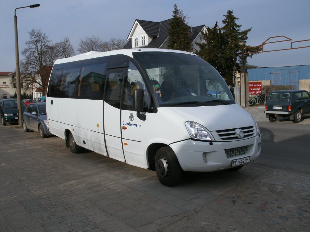Kleinbus der Bundeswehr am 15.Februar 2011 in Bergen/Rgen.