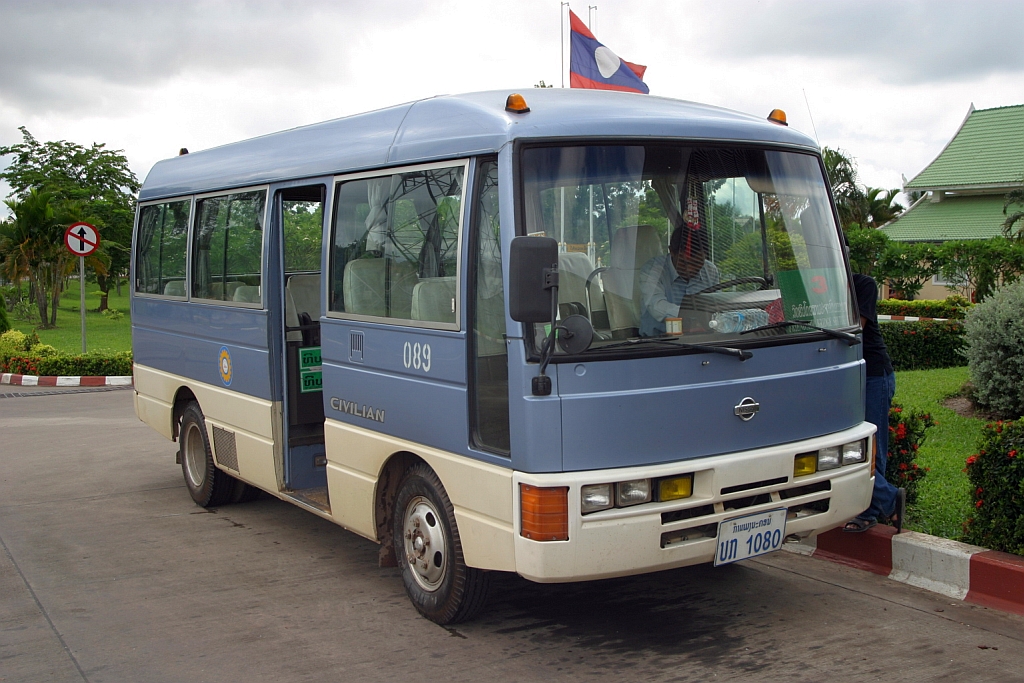 Kleinbus, Typ Nissan Civilian mit Nr. 089, eingesetzt als Pendelbus ber die Mekongbrcke in der thailndischen Grenzstation Nong Khai am 16.Mai 2007.