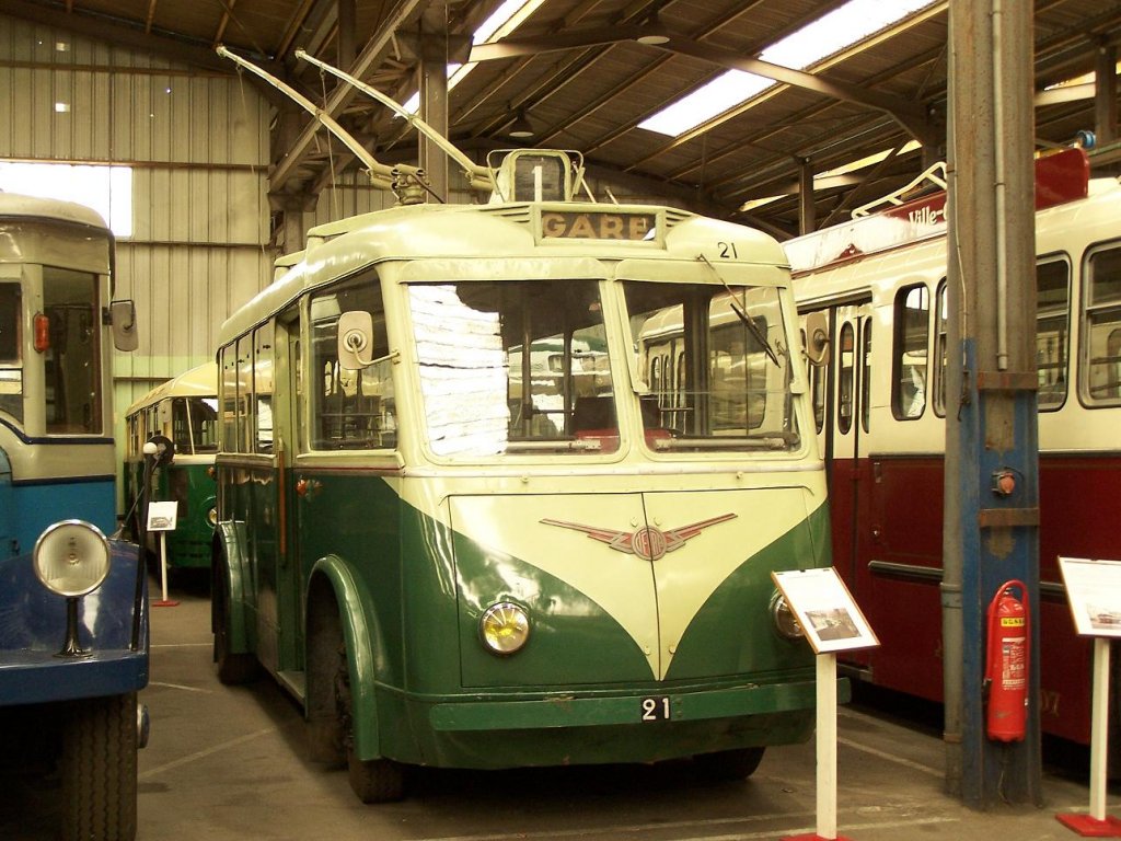 Kleiner Vetra Obus CS 55, Wagen 21 der Stadt Poitiers, Jahrgang 1939, im AMTUIR Museum.