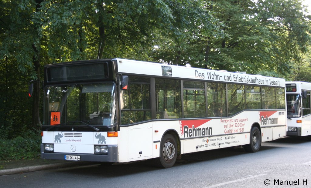 Klingenfu (ME KL 414).
Der Bus macht Werbung fr Mbel Rehmann.
Aufgenommen am Schwimmbad Kettwig, 30.8.2010.
