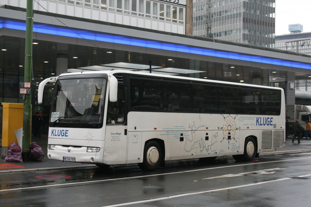 Kluge Reisen (ME XG 787) mit SEV wegen Sturmtief Cynthia fr die S-Bahnlinie 6.
Essen HBF 1.3.2010.