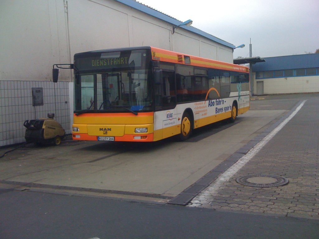 KO-RY 164 gehrt der KEVAG-Koblenz. Der MAN NL263 fhrt Werbung fr das Kevag-Monatsabo. (Koblenz/11.11.11)