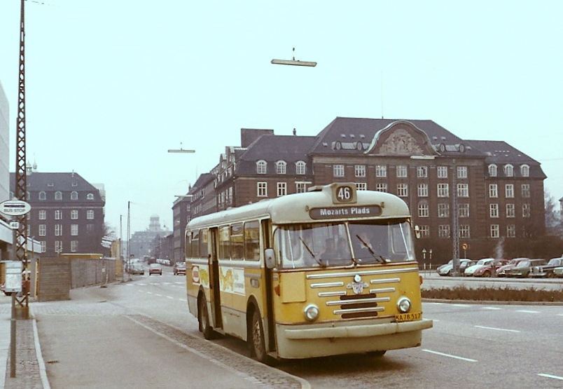 Kopenhagen KS-Buslinie 46 (Leyland-DAB 716) Bernstorffsgade / Polititorvet am 14. April 1970. KS = Københavns sporveje (: Die Kopenhagener Strassenbahnen) 