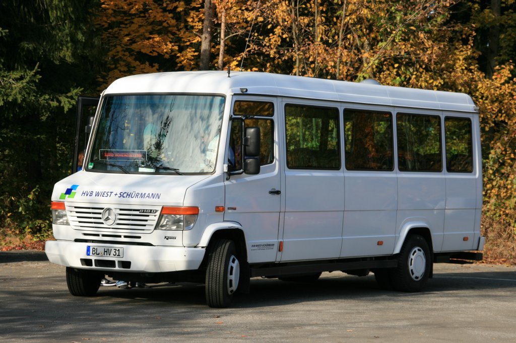 Kowex auf Basis Mercedes Vario 818 D  HVB Wiest+Schrmann , Shuttlebus Burg Hohenzollern bei Balingen 01.11.2011