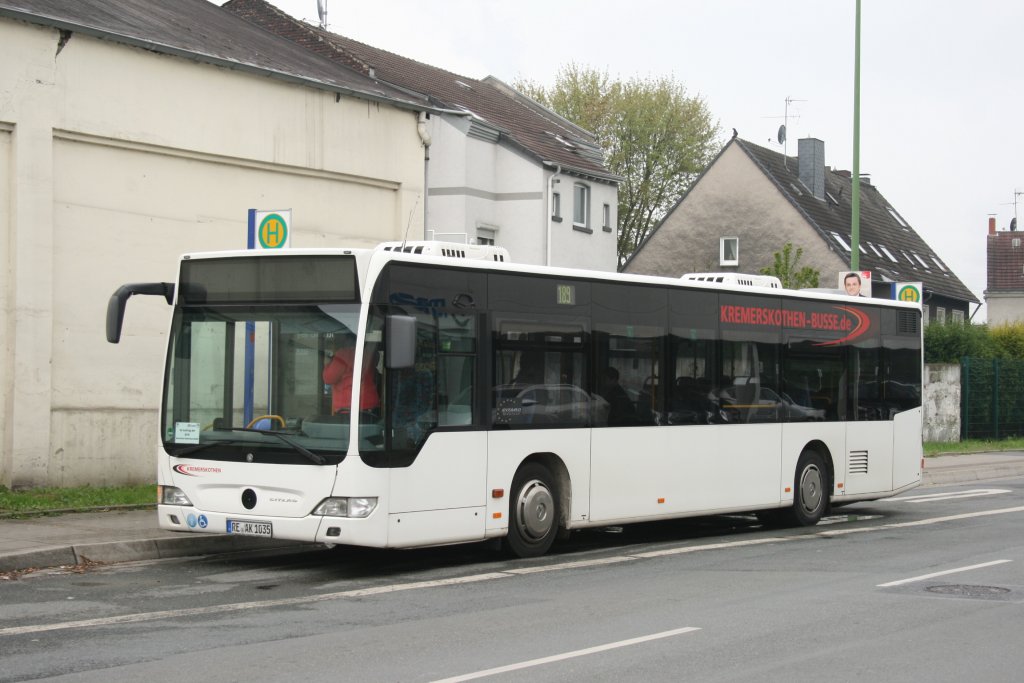Kremerskothen Reisen (RE AK 1035).
Am 26.4.2010 steht der Bus an der Boyerstr. mit der Linie 189.