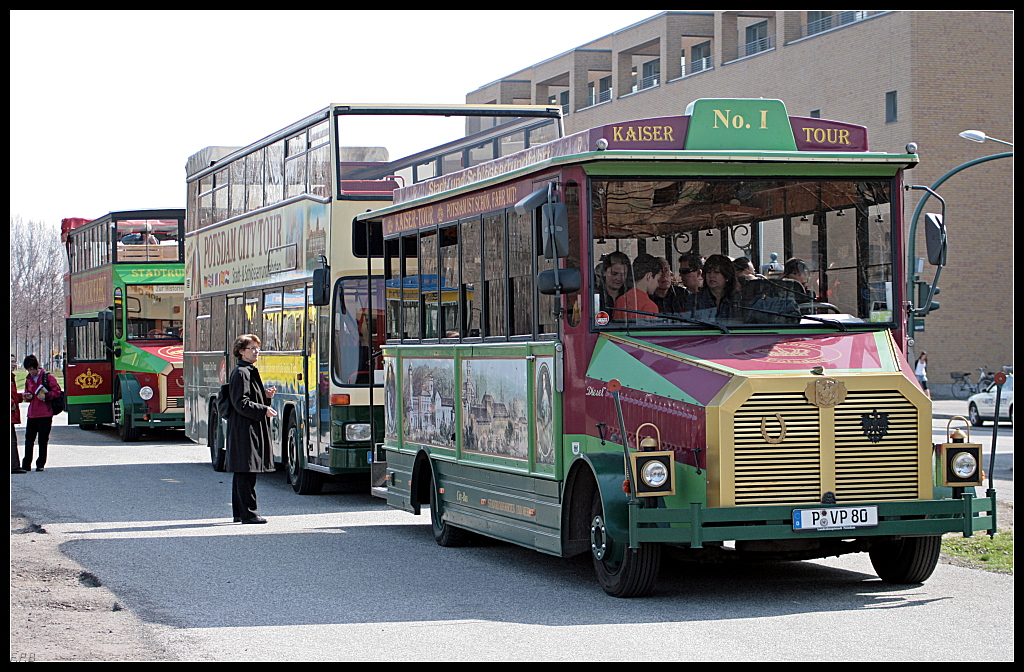  Krongut Bus  der Fa. Kaiser-Tour. Dieser Bus wurde nach originalen Plnen weitgehendst von einer Firma in Bayern nachgebaut (Potsdam 08.04.2010)