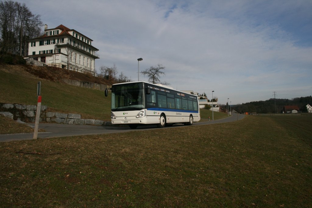 Kurz zuvor passierte der Bus die Umfahrung in Gegenrichtung. Whrend die normalroute zwischen Moosburg und dem Bahnhof Effretikon durch bewohntes Gebiet verluft, ist nun die Linie 720 um einen berlandabschnitt reicher. 