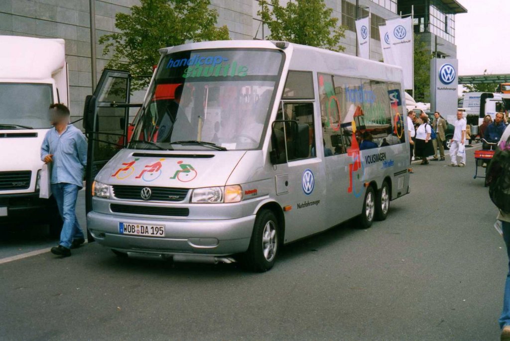 Kutsentis VW auf der IAA 2002 in Hannover.